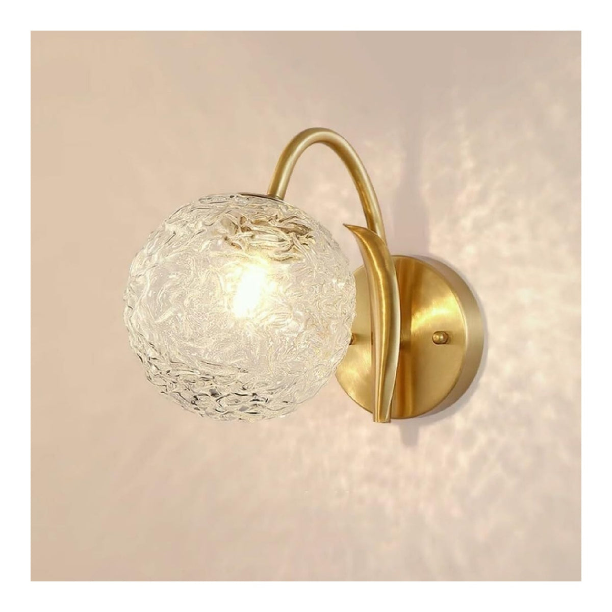 Applique murale Dore et Ambre a presence elegante et lumiere agreable