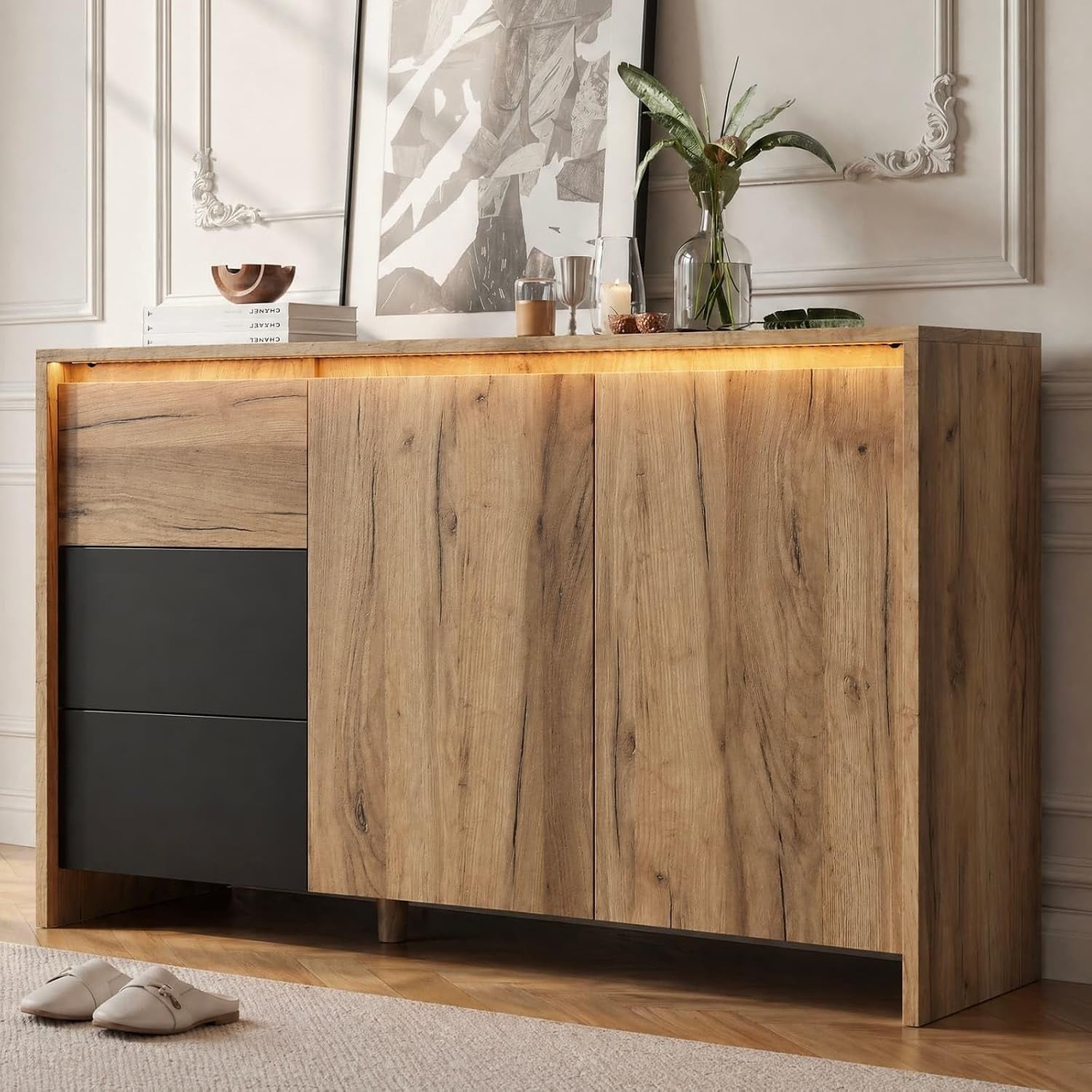 Buffet 120 cm avec  eclairage LED, trois tiroirs et finition bois noir contemporaine